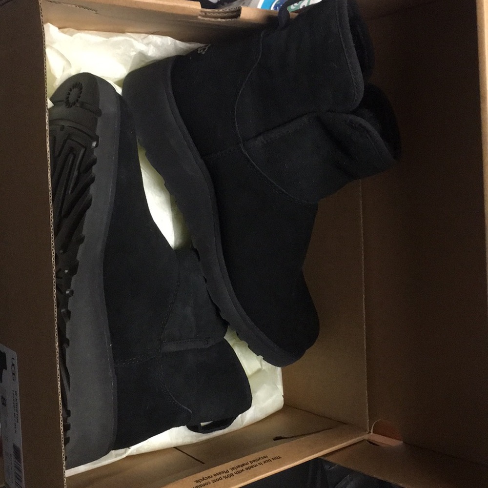 BRAND NEW WITH BOX BLACK UGGS SIZE 8